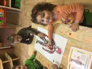 Jak Myšky a Koťata tvoří a hrají si ve školičce