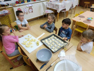 Pečení jablečných koláčků