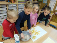 Pečení jablečných koláčků