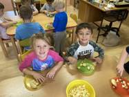 Koťata pečou štrúdl