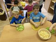 Koťata pečou štrúdl