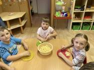 Koťata pečou štrúdl