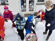 Stavíme sněhuláky a máme radost ze sněhové nadílky