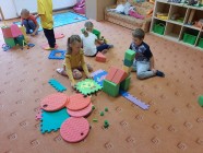 "Koťátka" staví domečky pro skřítka Lupínka