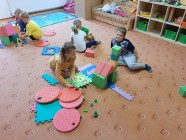 "Koťátka" staví domečky pro skřítka Lupínka