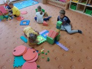 "Koťátka" staví domečky pro skřítka Lupínka