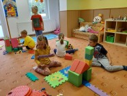 "Koťátka" staví domečky pro skřítka Lupínka