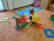 "Koťátka" staví domečky pro skřítka Lupínka