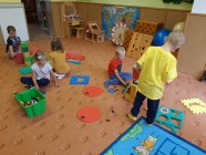 "Koťátka" staví domečky pro skřítka Lupínka