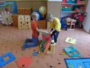 "Koťátka" staví domečky pro skřítka Lupínka