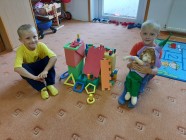 "Koťátka" staví domečky pro skřítka Lupínka