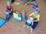 "Koťátka" staví domečky pro skřítka Lupínka