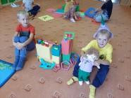 "Koťátka" staví domečky pro skřítka Lupínka