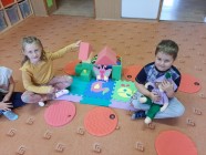 "Koťátka" staví domečky pro skřítka Lupínka