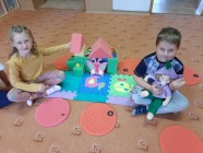 "Koťátka" staví domečky pro skřítka Lupínka