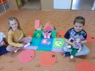 "Koťátka" staví domečky pro skřítka Lupínka