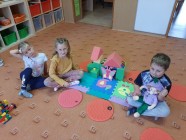 "Koťátka" staví domečky pro skřítka Lupínka