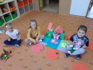 "Koťátka" staví domečky pro skřítka Lupínka