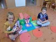 "Koťátka" staví domečky pro skřítka Lupínka