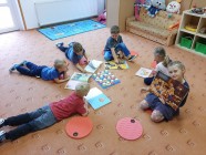 Prohlížíme knížky, encyklopedie a časopisy půjčené z Městské knihovny Litomyšl