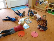 Prohlížíme knížky, encyklopedie a časopisy půjčené z Městské knihovny Litomyšl