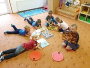 Prohlížíme knížky, encyklopedie a časopisy půjčené z Městské knihovny Litomyšl