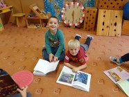 Prohlížíme knížky, encyklopedie a časopisy půjčené z Městské knihovny Litomyšl