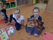 Prohlížíme knížky, encyklopedie a časopisy půjčené z Městské knihovny Litomyšl