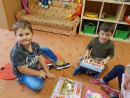 Prohlížíme knížky, encyklopedie a časopisy půjčené z Městské knihovny Litomyšl