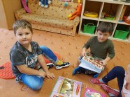 Prohlížíme knížky, encyklopedie a časopisy půjčené z Městské knihovny Litomyšl