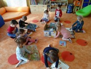 "Holka modrooká, nesedávej u potoka..."