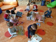 "Holka modrooká, nesedávej u potoka..."