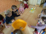 "Holka modrooká, nesedávej u potoka..."