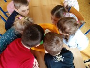 "Holka modrooká, nesedávej u potoka..."