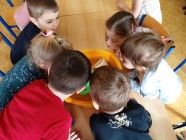 "Holka modrooká, nesedávej u potoka..."