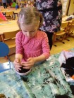 "Jen si, děti, všimněte, ... že se již předškoláci připravují k zápisu!"