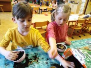 "Jen si, děti, všimněte, ... že se již předškoláci připravují k zápisu!"