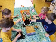 "Jen si, děti, všimněte, ... že se již předškoláci připravují k zápisu!"