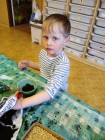 "Jen si, děti, všimněte, ... že se již předškoláci připravují k zápisu!"