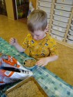"Jen si, děti, všimněte, ... že se již předškoláci připravují k zápisu!"