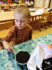 "Jen si, děti, všimněte, ... že se již předškoláci připravují k zápisu!"