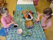 "Jen si, děti, všimněte, ... že se již předškoláci připravují k zápisu!"