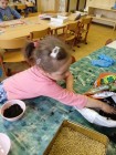 "Jen si, děti, všimněte, ... že se již předškoláci připravují k zápisu!"