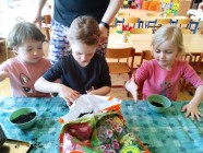 "Jen si, děti, všimněte, ... že se již předškoláci připravují k zápisu!"