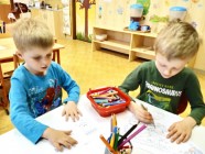 "Jen si, děti, všimněte, ... že se již předškoláci připravují k zápisu!"