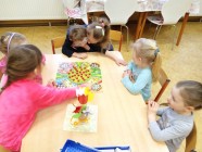 "Jen si, děti, všimněte, ... že se již předškoláci připravují k zápisu!"