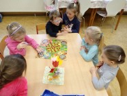 "Jen si, děti, všimněte, ... že se již předškoláci připravují k zápisu!"