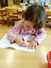 "Jen si, děti, všimněte, ... že se již předškoláci připravují k zápisu!"