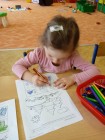 "Jen si, děti, všimněte, ... že se již předškoláci připravují k zápisu!"