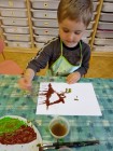 "Jen si, děti, všimněte, ... že se již předškoláci připravují k zápisu!"